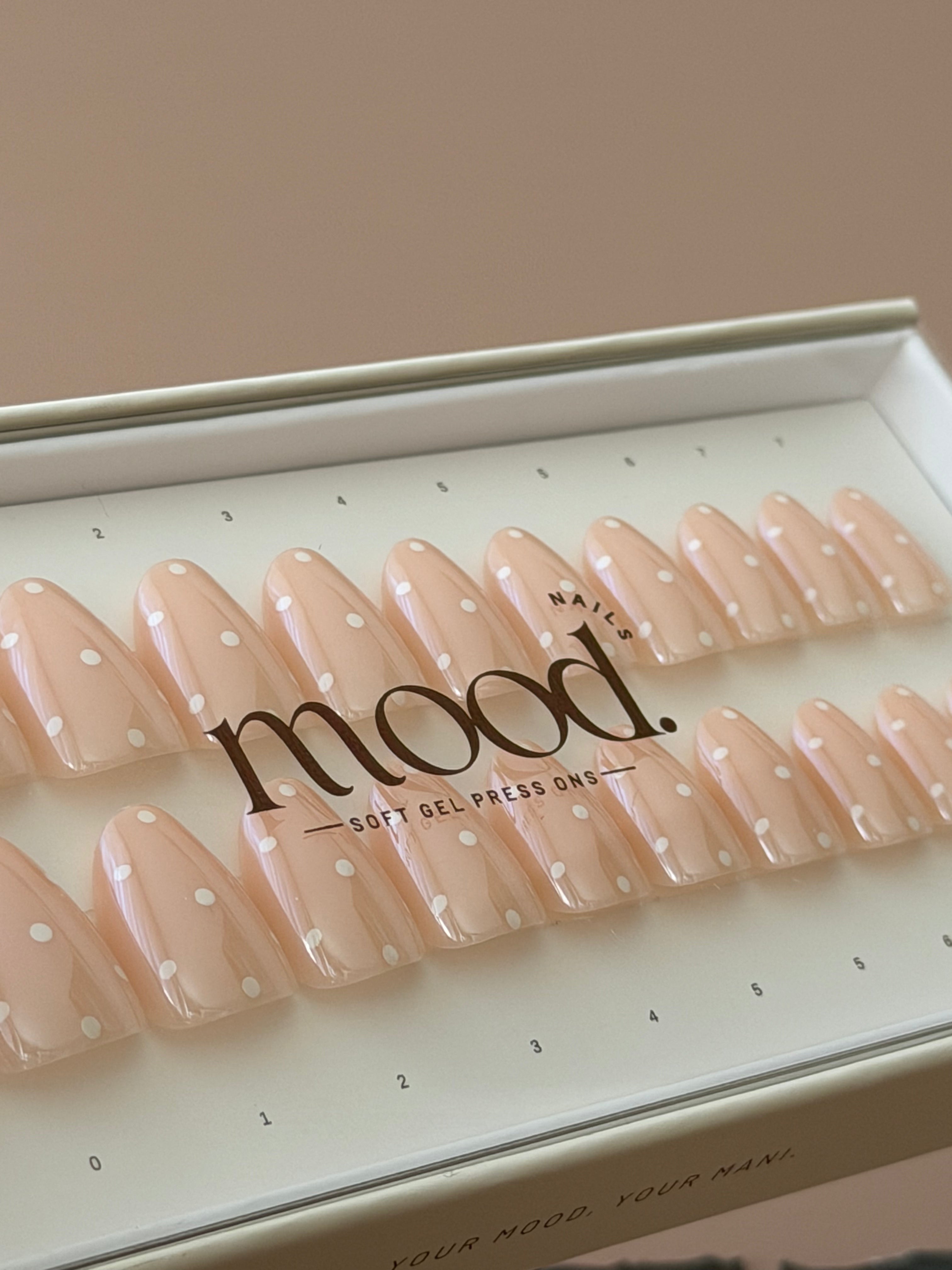 Polka Chrome | press-on nails | oval